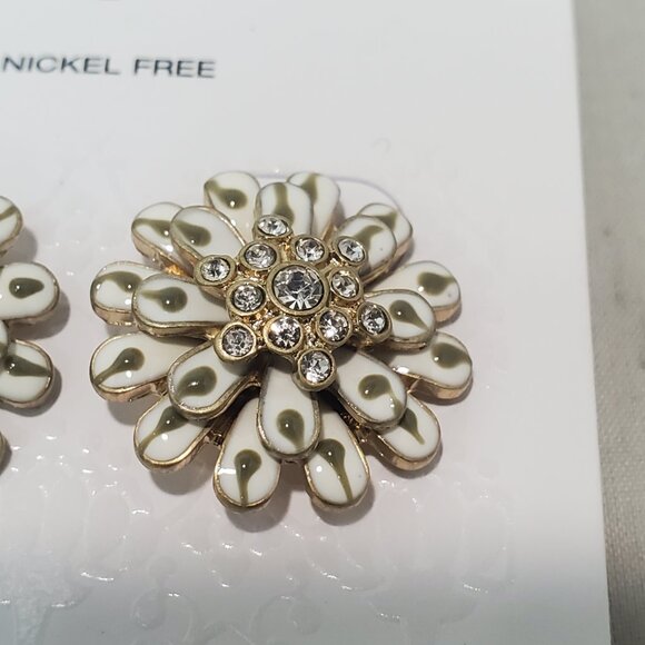 Target 2 pairs for $18 3D Flower pierced Earrings - Gold/White 1 inch diameter - Picture 4 of 7